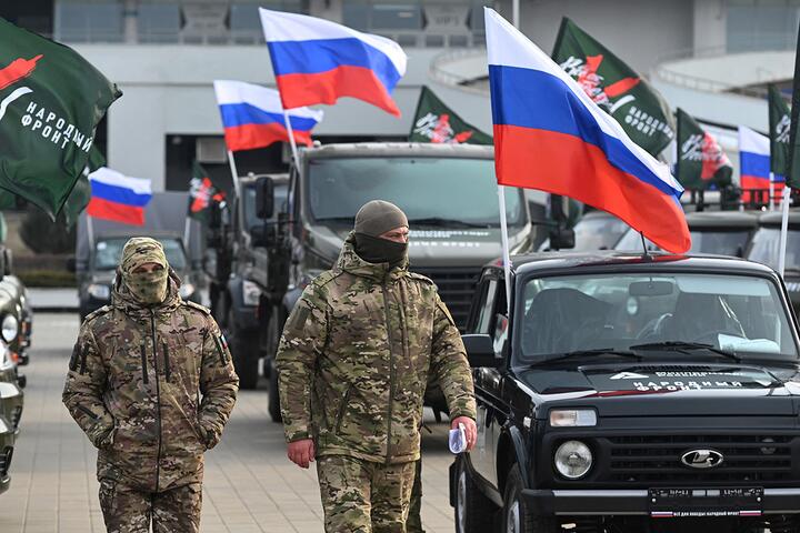 Российские военнослужащие принимают участие в церемонии получения новых автомобилей и военной техники, переданных российским движением «Народный фронт», в Ростове-на-Дону, Россия 23 февраля 2025 года. Фото: Reuters