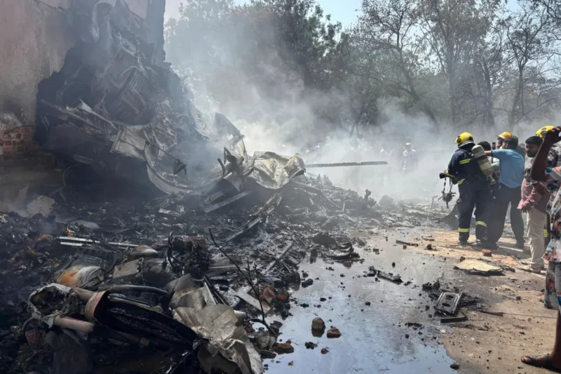 Пожарные работают на месте крушения самолета в Ахмадабаде, 12 июня 2025 года Ajit Solanki / AP / Scanpix / LETA