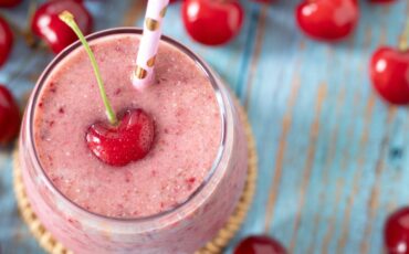 Освежающий коктейль из лимонада с черешней