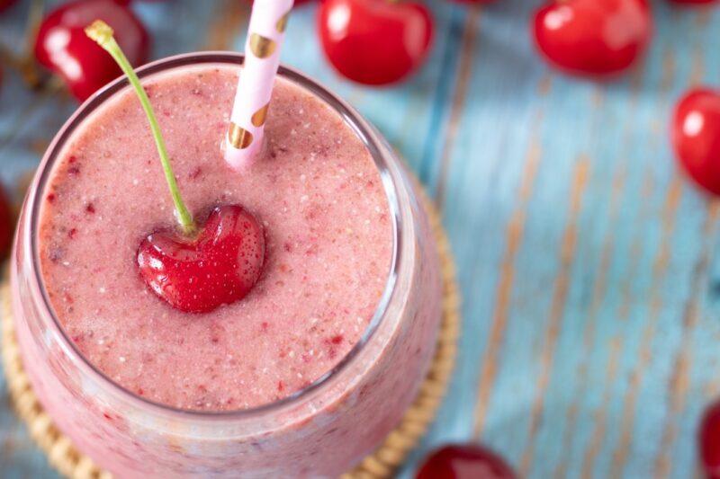 Освежающий коктейль из лимонада с черешней