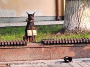 Собака на Ленина с табличкой 