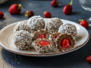 Творожные шарики с клубникой без выпечки - рецепт