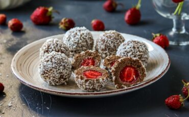 Творожные шарики с клубникой без выпечки - рецепт