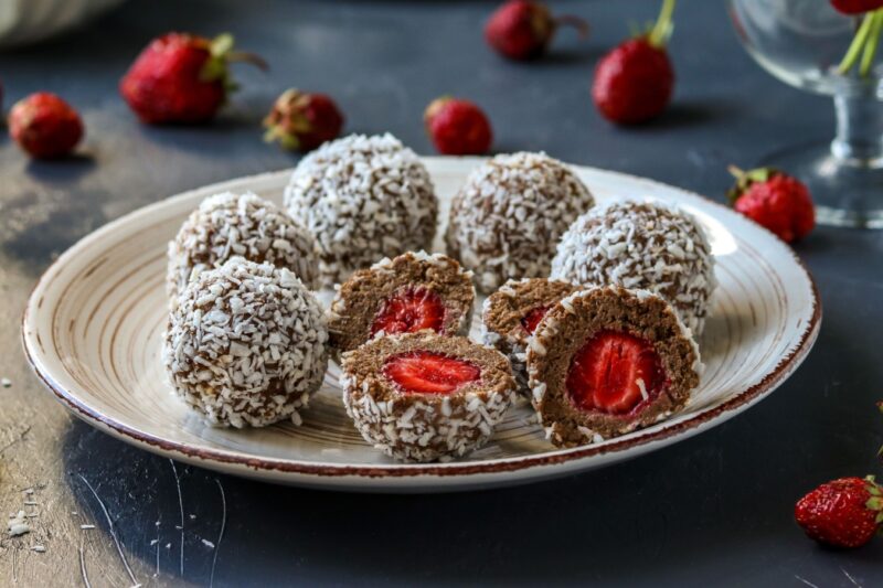 Творожные шарики с клубникой без выпечки - рецепт