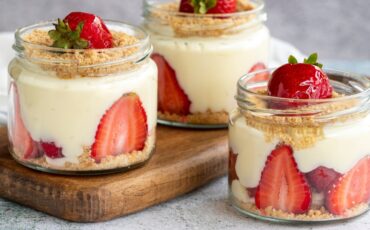 десерт с клубникой