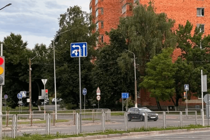 Обновленный информационно-указательный знак при спуске с путепровода (ул.Солнечная) в сторону ул.Революционной и ул.60 лет Октября.