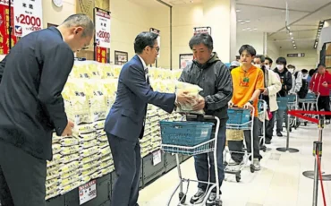 Очередь за рисом из государственных стратегических запасов. Каждый покупатель может приобрести 3 килограмма по цене вдвое меньше рыночной. Токио, 31 мая 2025 года. Фото: guangming.com.my