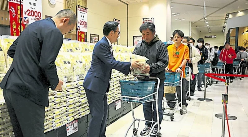 Очередь за рисом из государственных стратегических запасов. Каждый покупатель может приобрести 3 килограмма по цене вдвое меньше рыночной. Токио, 31 мая 2025 года. Фото: guangming.com.my