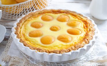 Пирог с абрикосами и сметанной заливкой