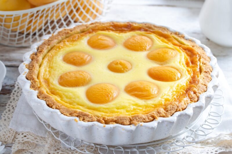 Пирог с абрикосами и сметанной заливкой