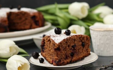 Шоколадный пирог с чёрной смородиной - рецепт