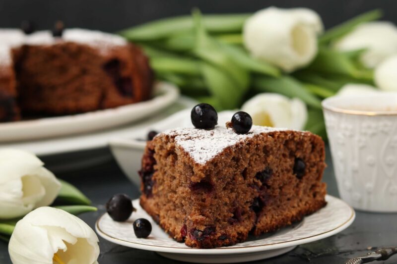 Шоколадный пирог с чёрной смородиной - рецепт