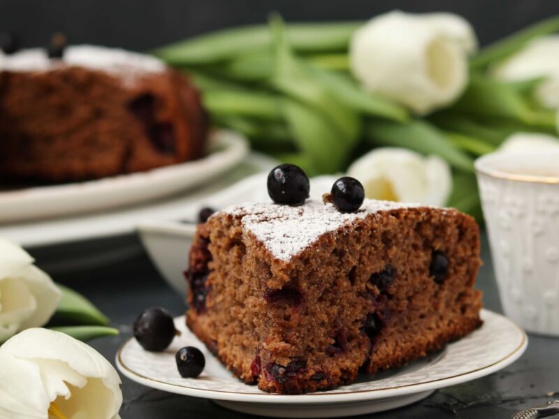 Шоколадный пирог с чёрной смородиной - рецепт