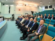 Мошенский сидит в первом ряду на собрании 