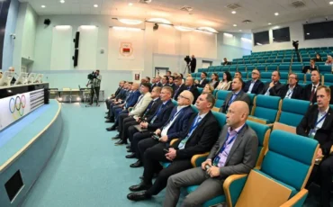 Мошенский сидит в первом ряду на собрании 