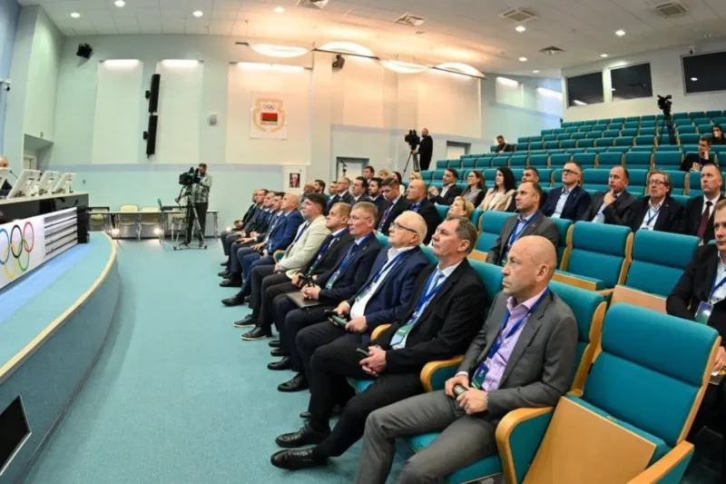 Мошенский сидит в первом ряду на собрании 