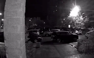 Момент падения обломков беспилотника во дворе дома по улице Матусевича, 72 в Минске. Скриншот видео