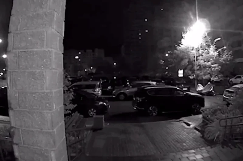 Момент падения обломков беспилотника во дворе дома по улице Матусевича, 72 в Минске. Скриншот видео