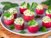 Редис, фаршированный яичной начинкой со шпинатом