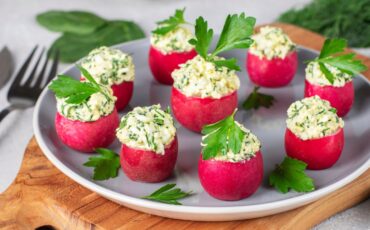 Редис, фаршированный яичной начинкой со шпинатом