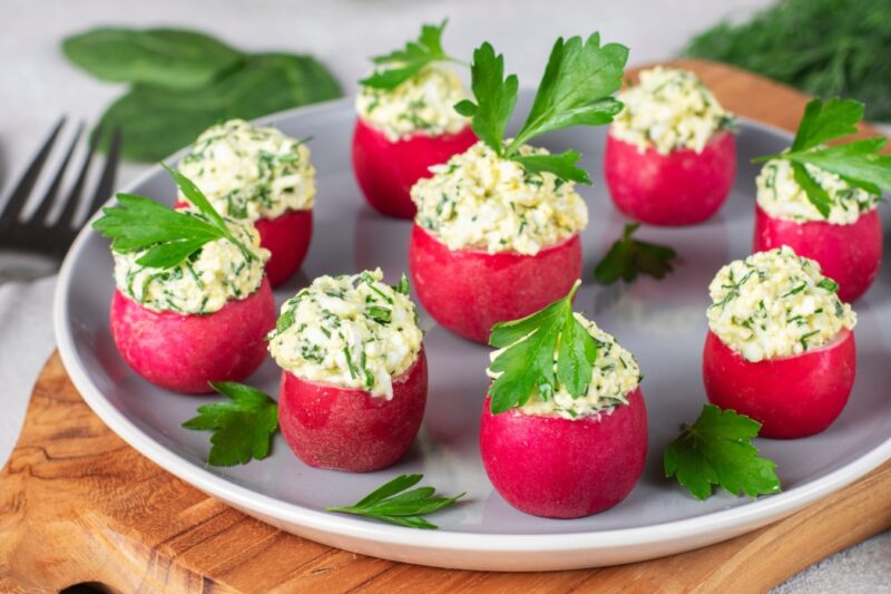 Редис, фаршированный яичной начинкой со шпинатом