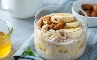 Сытная ленивая овсянка с бананом и орехами