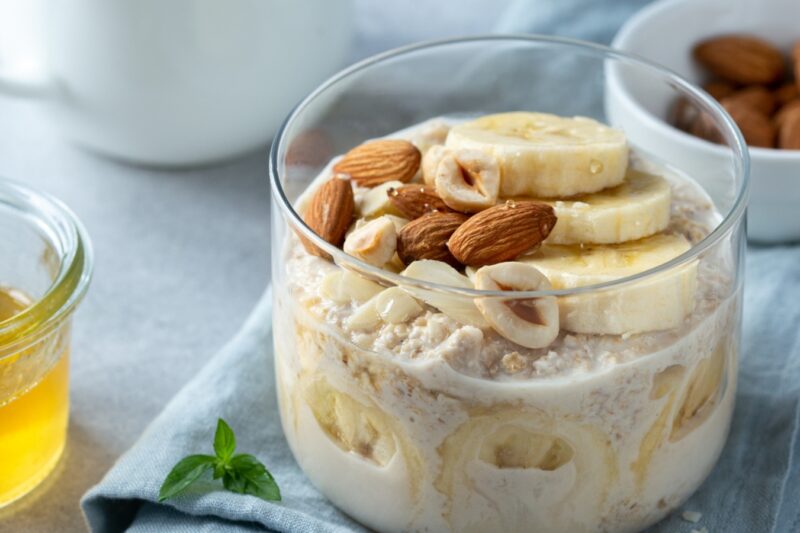 Сытная ленивая овсянка с бананом и орехами