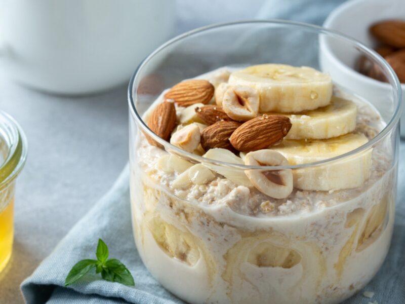 Сытная ленивая овсянка с бананом и орехами