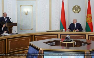 Александр Лукашенко слушает доклад главы КГК в ходе селекторного совещания о ходе уборочной кампании. 18 июля 2025 года. Фото: пресс-служба Лукашенко