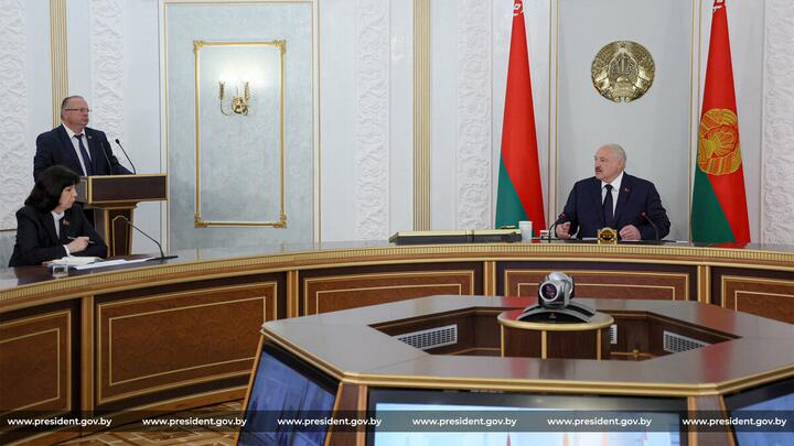 Александр Лукашенко слушает доклад главы КГК в ходе селекторного совещания о ходе уборочной кампании. 18 июля 2025 года. Фото: пресс-служба Лукашенко