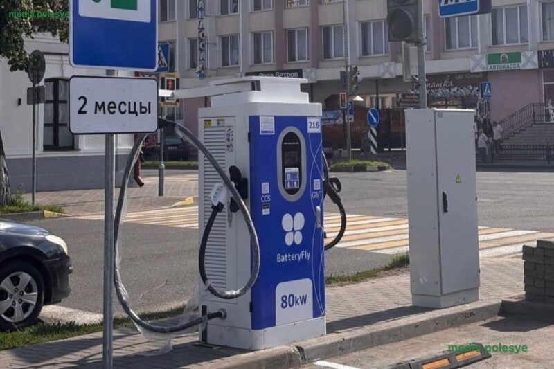 На стоянке возле перекрестка ул.Коржа/Белова