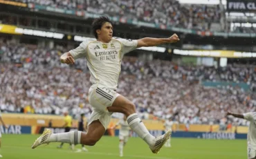 Гонсало Гарсия («Реал Мадрид») радуется голу, который он вчера забил «Ювентусу». Фото: Rebecca Blackwell / AP