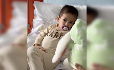 Ребенок, пострадавший в Шереметьево. Скриншот видео: Mash