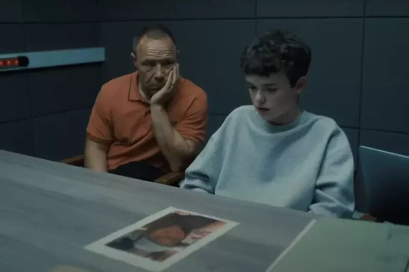 Кадр из фильма «Переходный возраст» со Стивеном Грэмом и Оуэном Купером