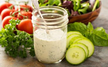 Йогуртовый соус с зеленью и горчицей для салатов