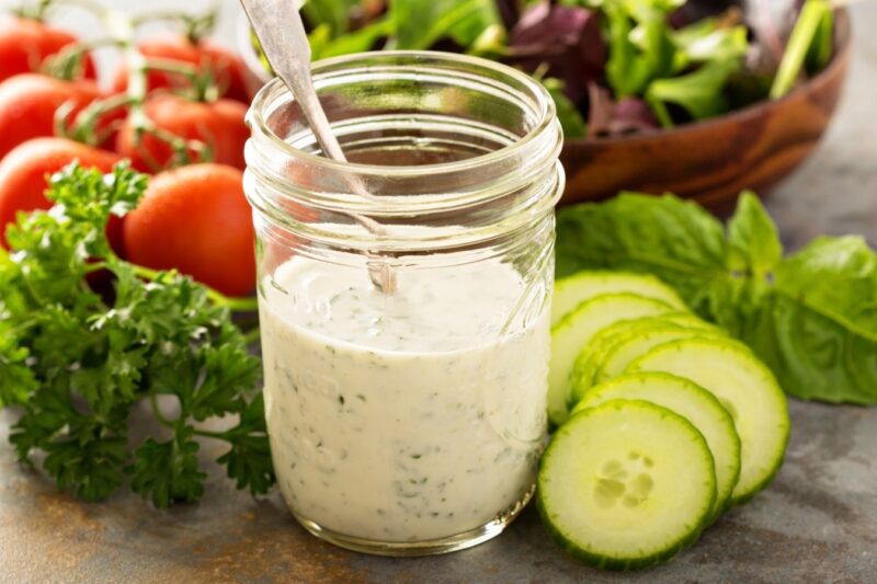 Йогуртовый соус с зеленью и горчицей для салатов