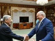 Александр Лукашенко пожимает руку Джону Коулу во время визита Кита Келлога в Минск 21 июня 2025 года. Фото пресс-службы Александра Лукашенко