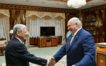 Александр Лукашенко пожимает руку Джону Коулу во время визита Кита Келлога в Минск 21 июня 2025 года. Фото пресс-службы Александра Лукашенко