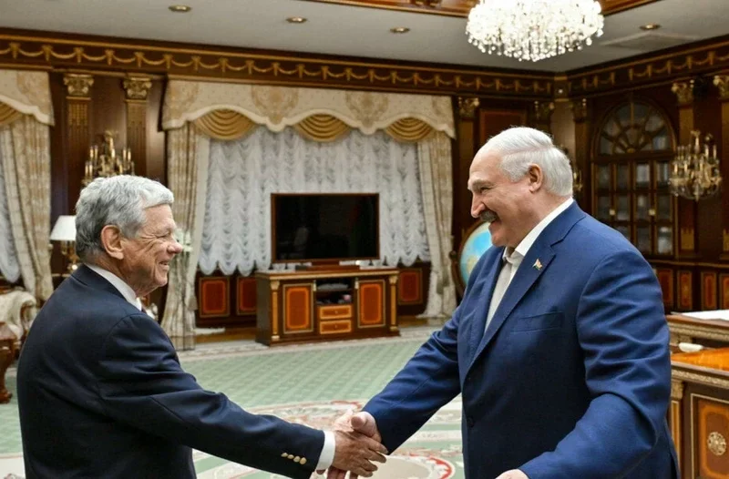 Александр Лукашенко пожимает руку Джону Коулу во время визита Кита Келлога в Минск 21 июня 2025 года. Фото пресс-службы Александра Лукашенко