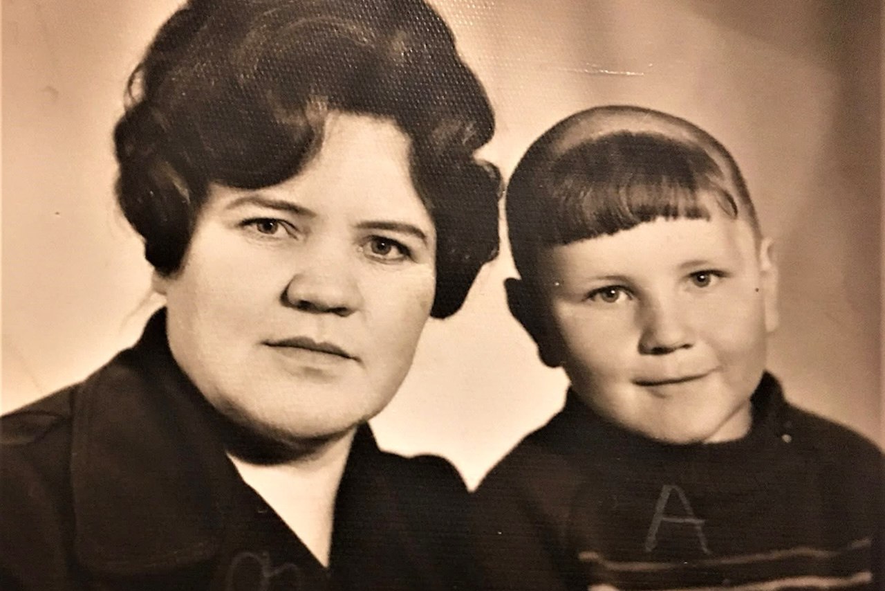 З мамай у 1978-м. Малым намалякаў на ім "Ф" Фаіна (так звалі маму), "А"- Алёша