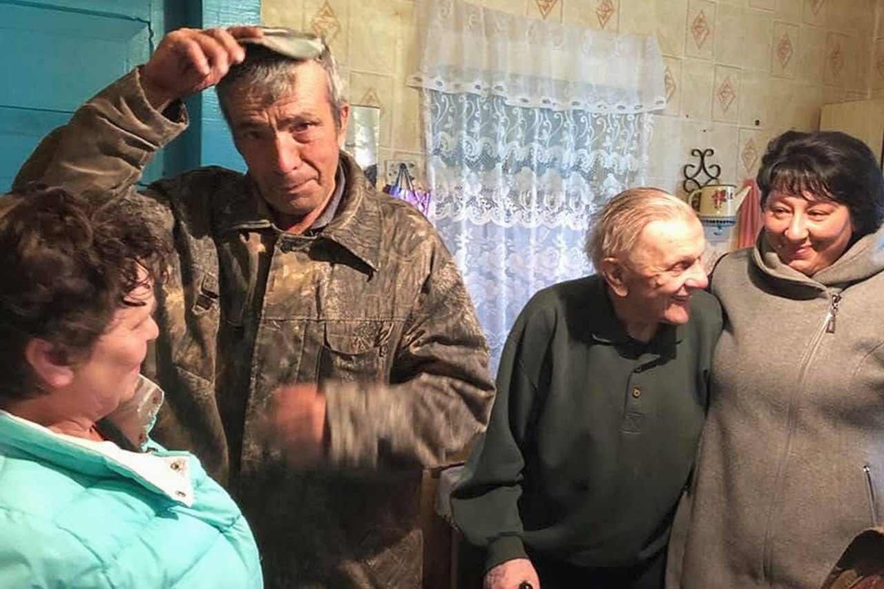 Палешукі ў дзедавай хаце з бацькам Аляксея Дзікавіцкага, Валерам