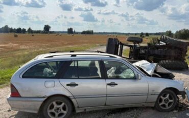 В ДТП в Лунинецком районе столкнулись МТЗ и Мерседес