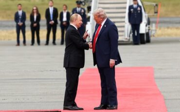 Президент США Дональд Трамп жмет руку президенту России Владимиру Путину во время их встречина базе Элмендорф-Ричардсон в Анкоридже, Аляска. 15 августа 2025 года. Фото: Reuters