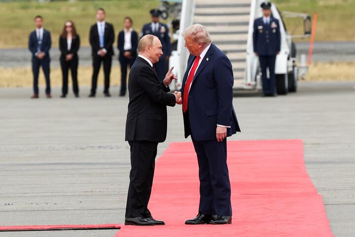 Президент США Дональд Трамп жмет руку президенту России Владимиру Путину во время их встречина базе Элмендорф-Ричардсон в Анкоридже, Аляска. 15 августа 2025 года. Фото: Reuters