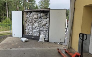 Обследованный прицеп фуры с огурцами. Фото: lrmuitine.lt