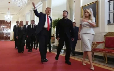 Дональд Трамп, Владимир Зеленский и Моника Кроули, руководитель службы протокола Белого дома, 19 августа 2025. Фото AP Photo / Alex Brandon