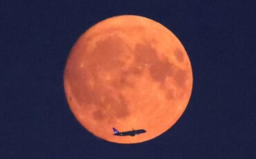 Самолет пролетает перед суперлуной в Лондоне, Великобритания, 18 августа 2024 года. Фото: Reuters