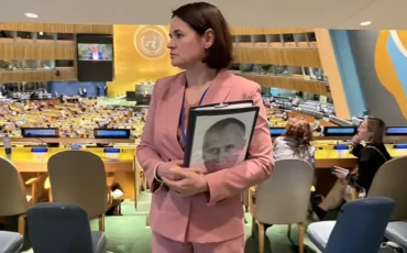 Светлана Тихановская в зале Генеральной Ассамблеи ООН в Нью-Йорке. На ее папке — портрет политика и политзаключенного Николая Статкевича. Фото: Офис Тихановской