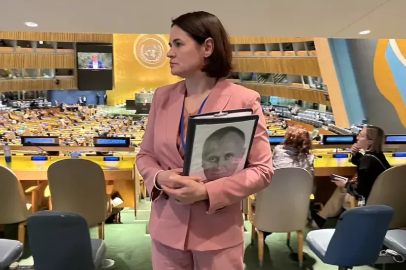 Светлана Тихановская в зале Генеральной Ассамблеи ООН в Нью-Йорке. На ее папке — портрет политика и политзаключенного Николая Статкевича. Фото: Офис Тихановской