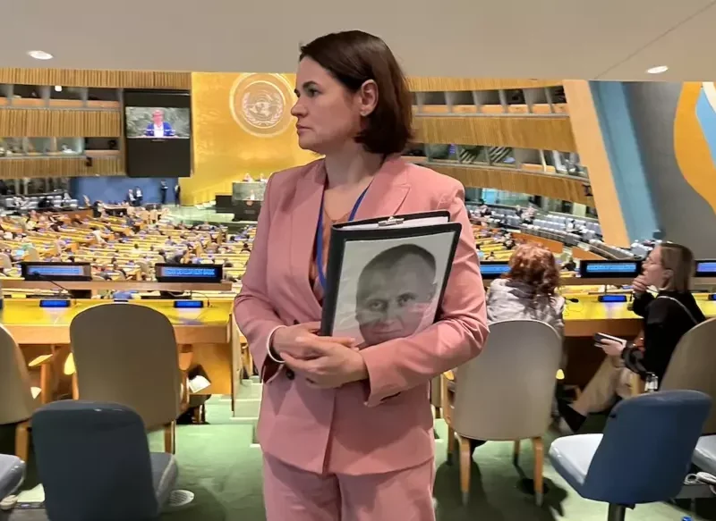 Светлана Тихановская в зале Генеральной Ассамблеи ООН в Нью-Йорке. На ее папке — портрет политика и политзаключенного Николая Статкевича. Фото: Офис Тихановской